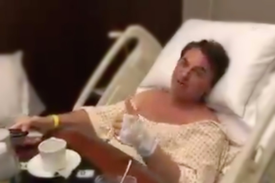 RECUPERANDO: Bolsonaro aparece em hospital assistindo Chaves: “Programa favorito”