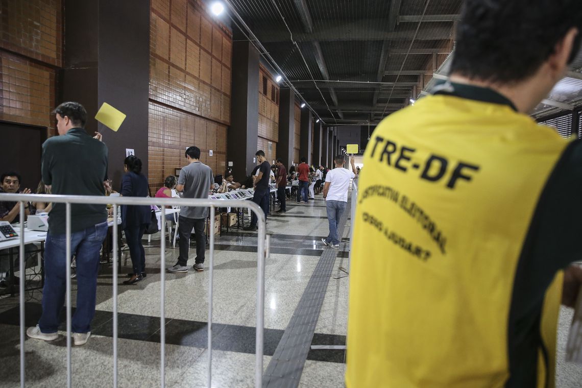 DOMINGO: Eleitores em trânsito podem justificar ausência até as 17h