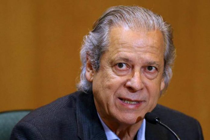 Dirceu se entrega e vai para a Penitenciária da Papuda