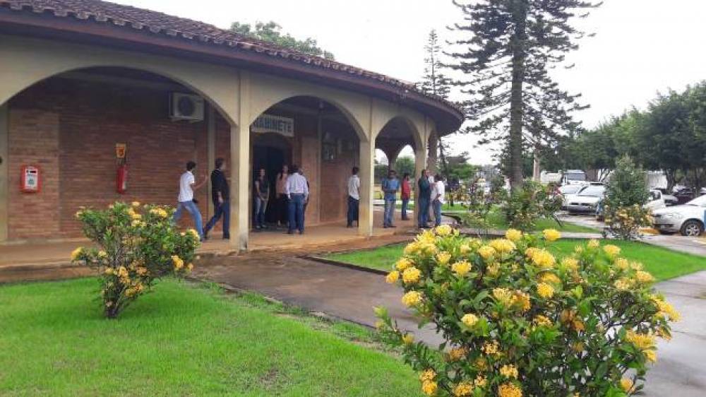 TRANSTORNADO: Radialista “invade” gabinete e profere ofensas ao prefeito