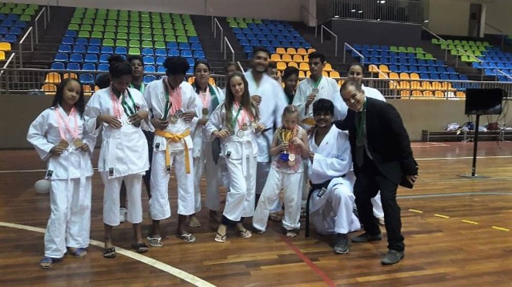 INSPIRAÇÃO: Atleta com Síndrome de Down compõe equipe que venceu Mundial de Karatê