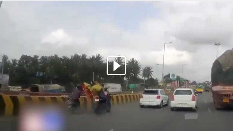 VÍDEO: Após acidente, pais caem no asfalto e bebê 'dirige' moto sozinho