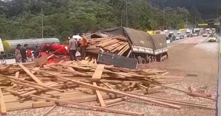 TRÁGICO: Caminhoneiro de RO morre após ser prensado por carga de madeira na BR-376