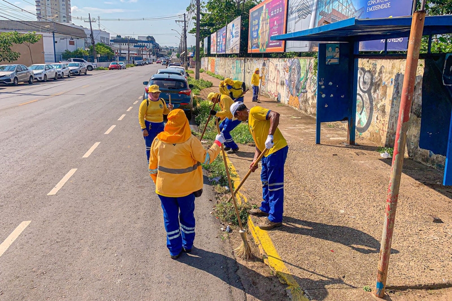 SERVIÇO: Prefeitura segue com trabalhos de limpeza em ruas e avenidas do município