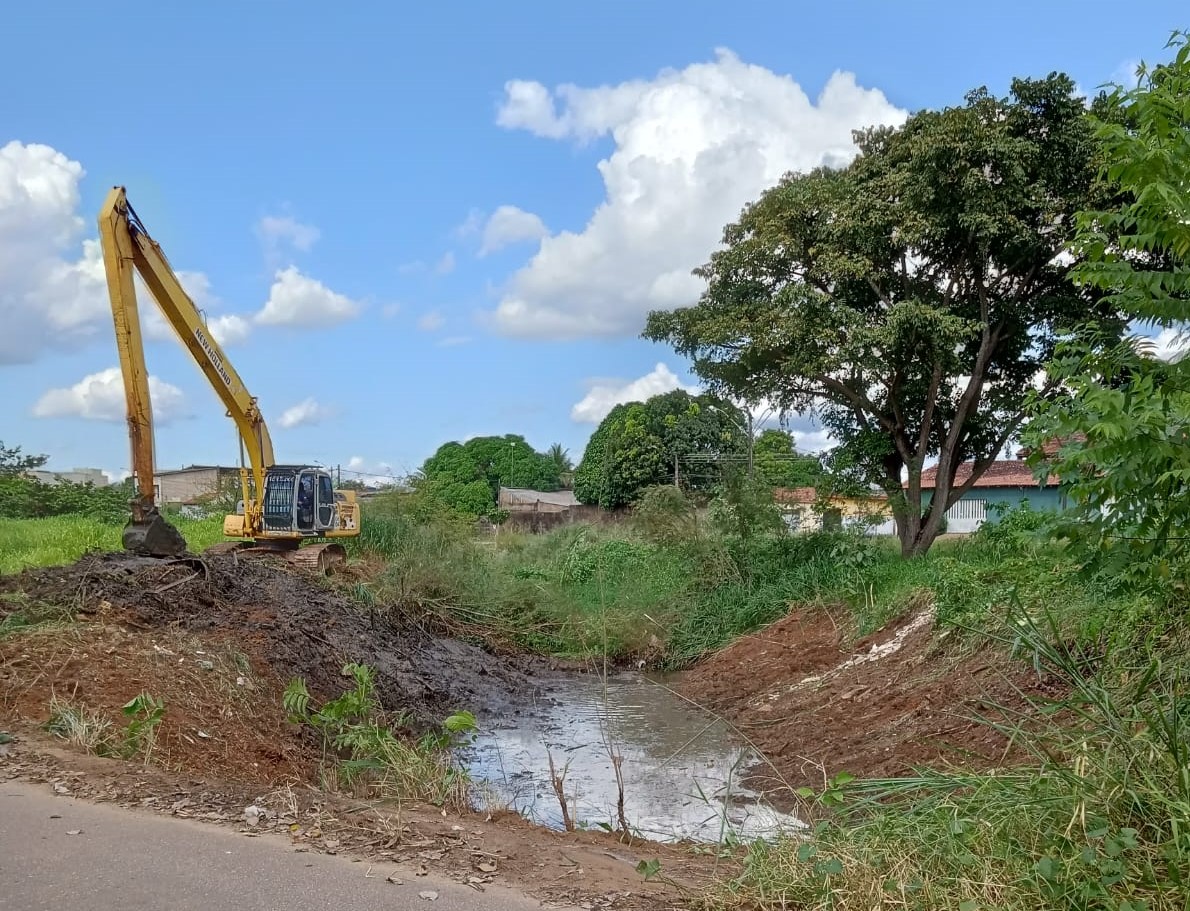 PREVENÇÃO: Canal do bairro Cohab, zona Sul de Porto Velho, recebe limpeza