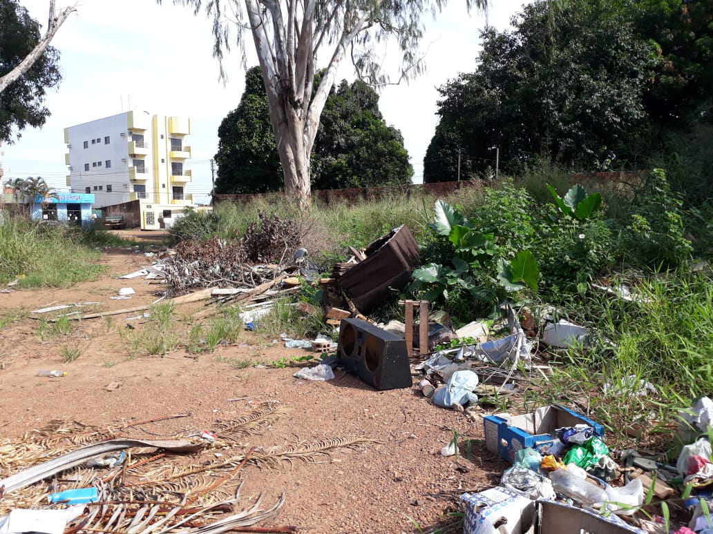 AO LADO DA MATERNIDADE: Comunidade transforma terreno baldio em lixão no bairro Embratel