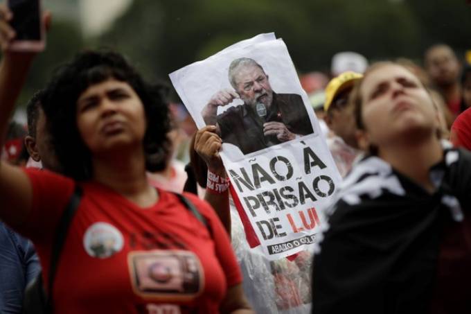 EXPECTATIVA: Lula pode se entregar neste sábado