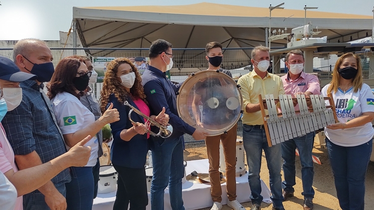 EM CEREJEIRAS: Luizinho Goebel prestigia lançamento de obras e entrega instrumentos de fanfarra 