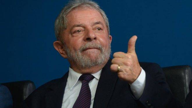 LIVRE: Defesa de Lula pedirá soltura e procuradores lamentam decisão