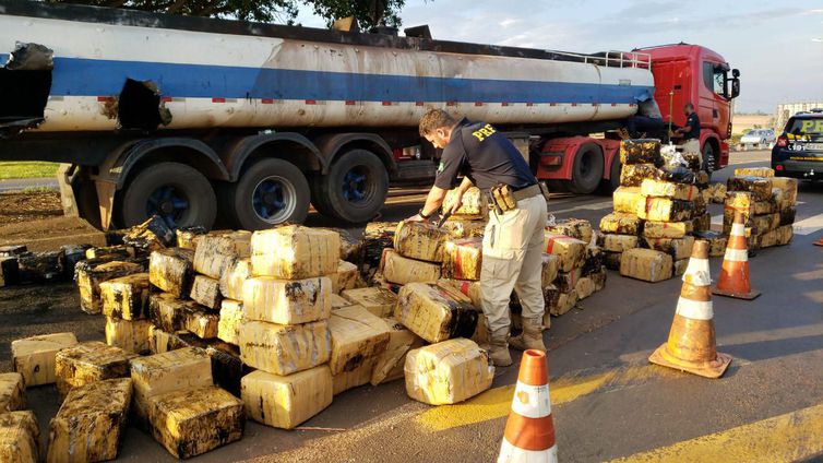 INDO PRO PARAGUAI: PRF apreende quase três toneladas de maconha em caminhão-tanque