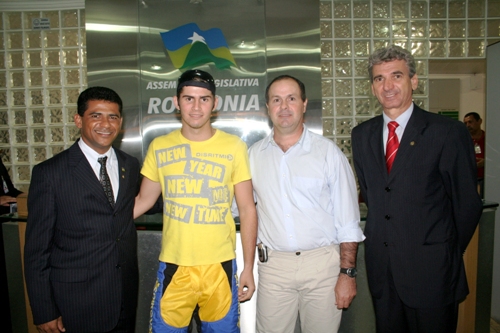 Campeão estadual de motocross visita Assembléia Legislativa