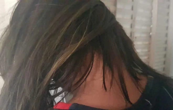 CRUELDADE: Menina é torturada e tem cabelo cortado na faca por mulher após discussão