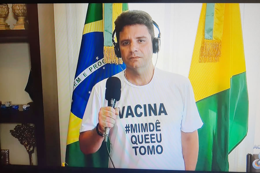 ‘MIM DÊ QUE EU TOMO’: Governador do Acre adere vacina com frase que virou meme