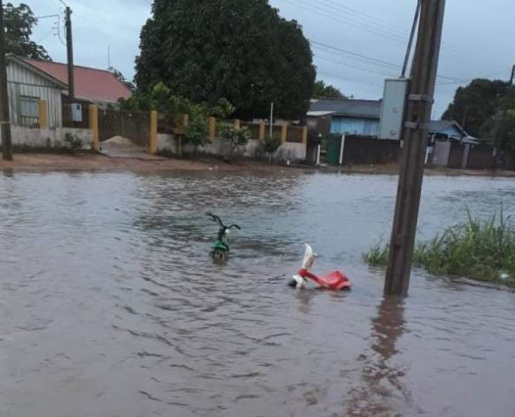 VÍDEO: Cidade amanhece ‘debaixo d’água’ e moradores abandonam casas