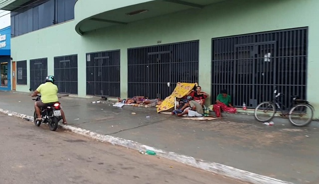 TRISTEZA: Moradores de rua se aglomeram nas calçadas das de Porto Velho