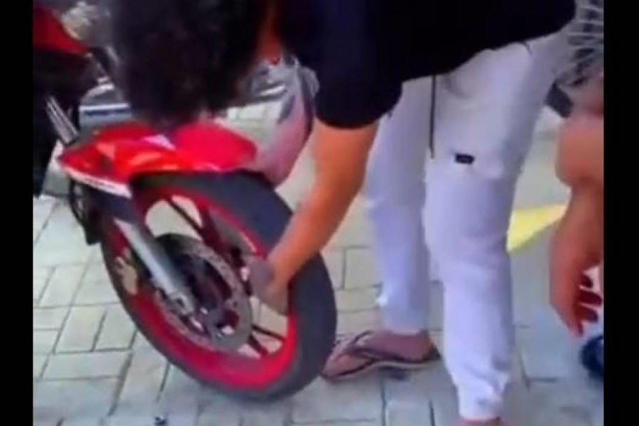 VEJA VÍDEO: Tatuador 'arranca' roda de motocicleta para cobrar dívida após 'calote'