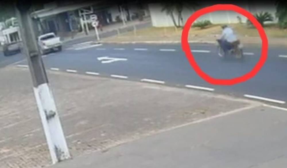 ASSISTA: Vídeos mostram assassino em fuga de moto após execução de dentista