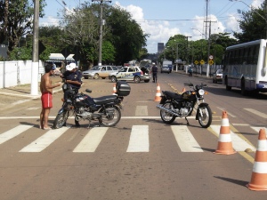 Acidente com duas motocicletas na porta de escola- Foto