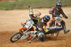 Domingo de adrenalina em Espigão; mais de 40 pilotos no estadual de motocross