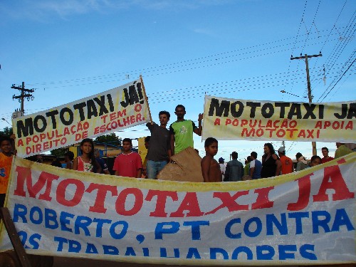 Mototaxistas ilegais protestam na capital fechando avenida na zona Leste e exigem presença de secretário