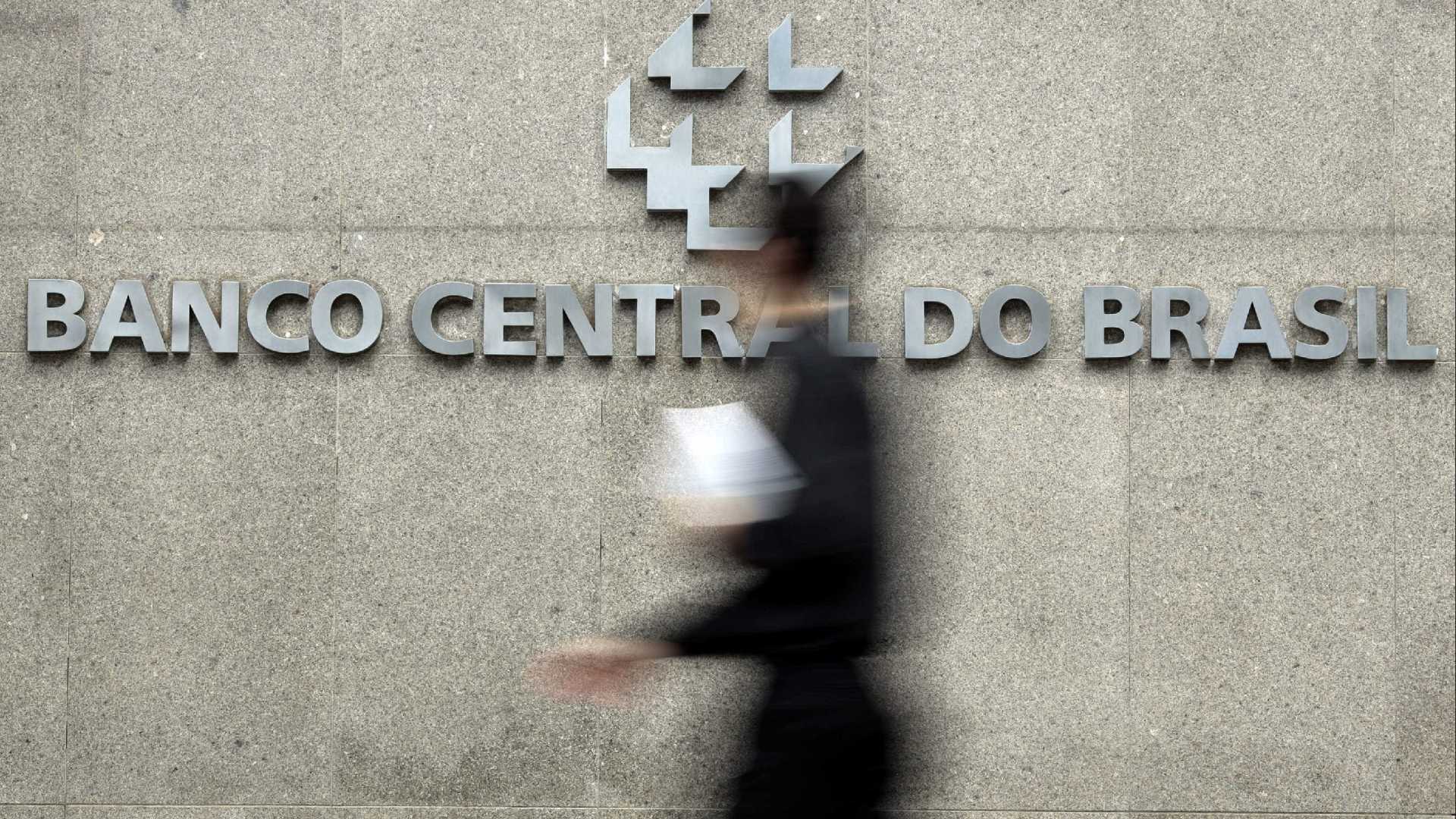 COTAÇÃO: Banco Central vai intervir após dólar bater em R$ 3,92