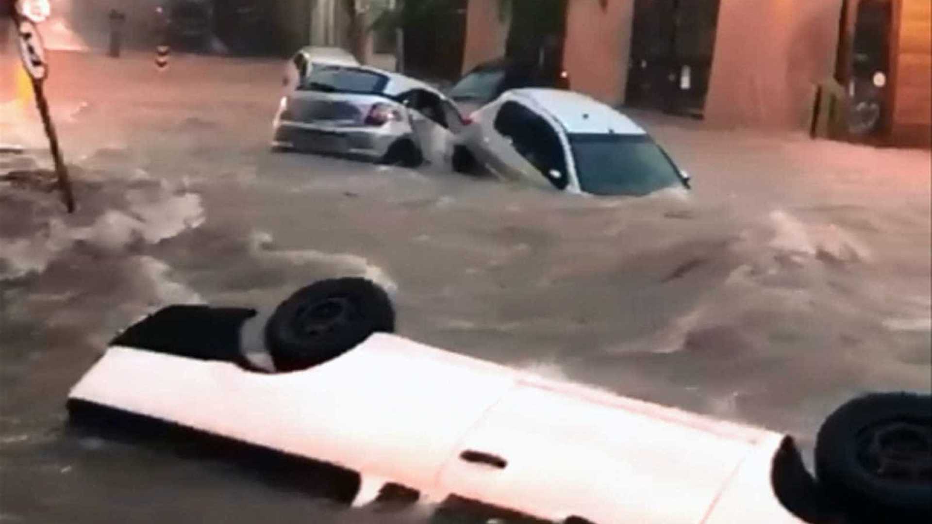 BH tem quedas de árvores e carros arrastados durante temporal