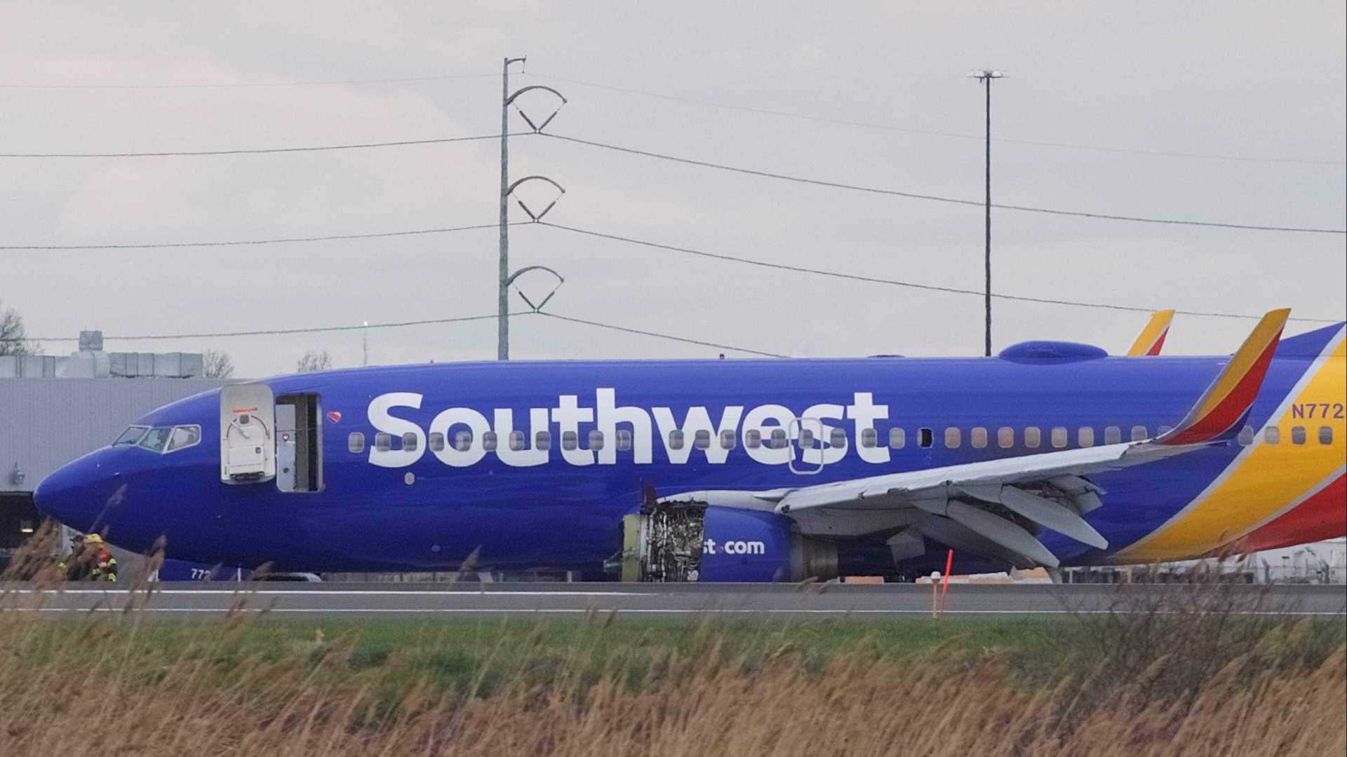 Avião faz pouso de emergência após problema no motor; há feridos