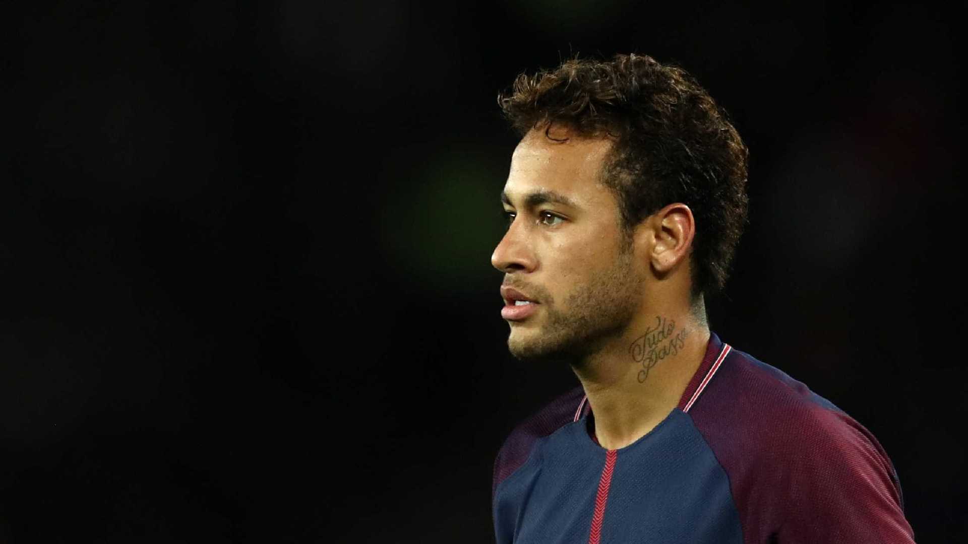 Neymar desembarca em Paris dois meses após lesão