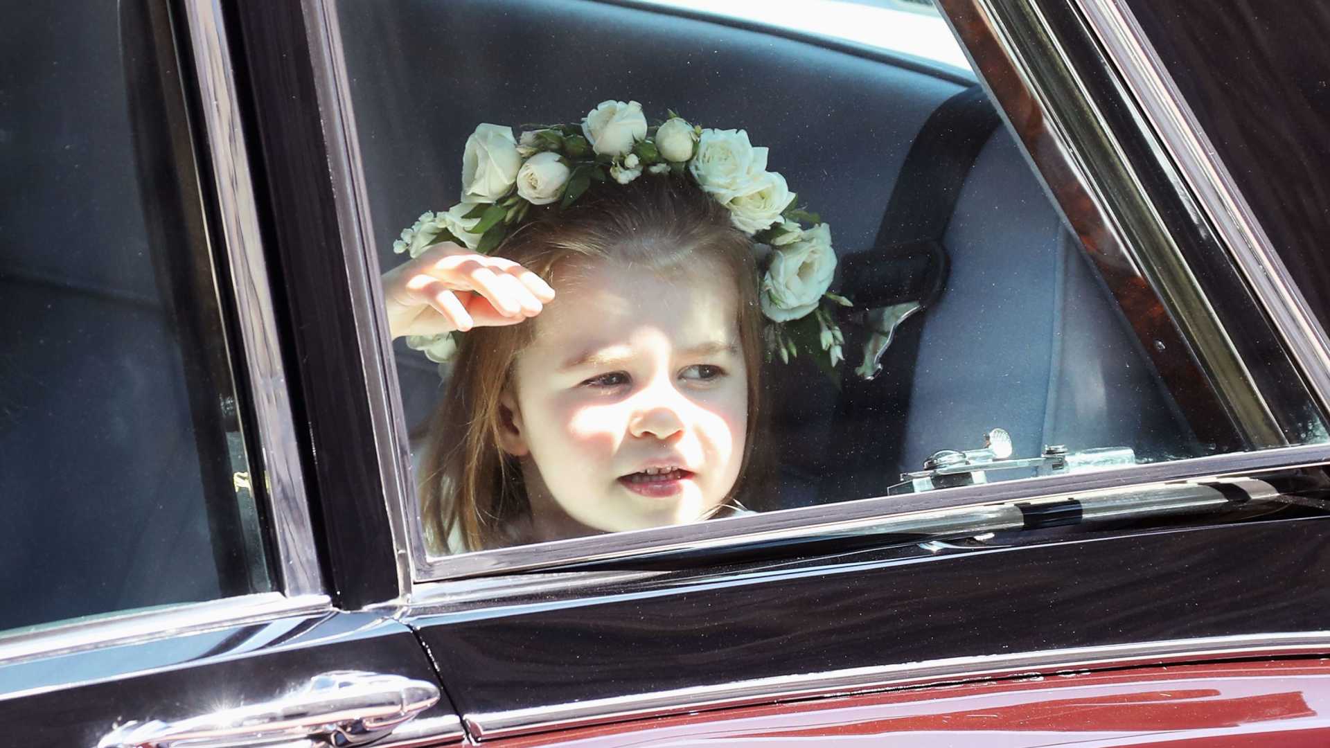 Pequena grande princesa: Charlotte encanta em casamento real