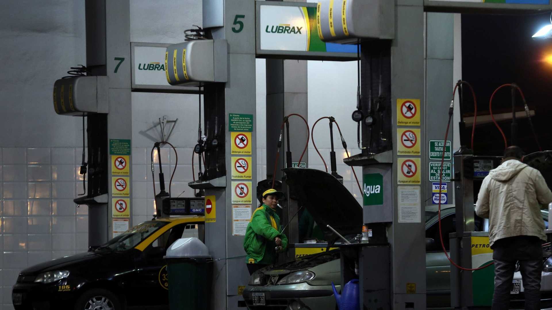 REVISÃO: Queda do petróleo pode levar governo a reduzir preço do diesel