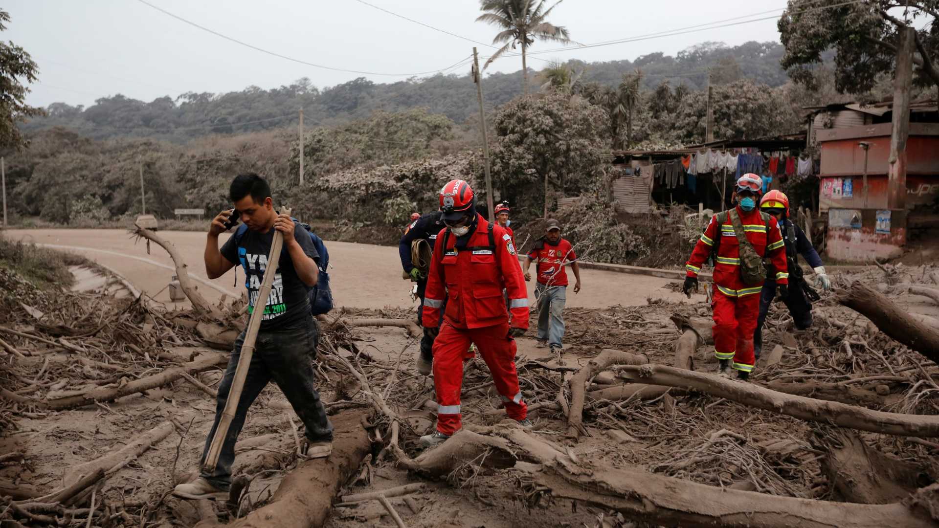 GUATEMALA: Voluntários de resgate falam em 2.900 mortos na erupção de vulcão