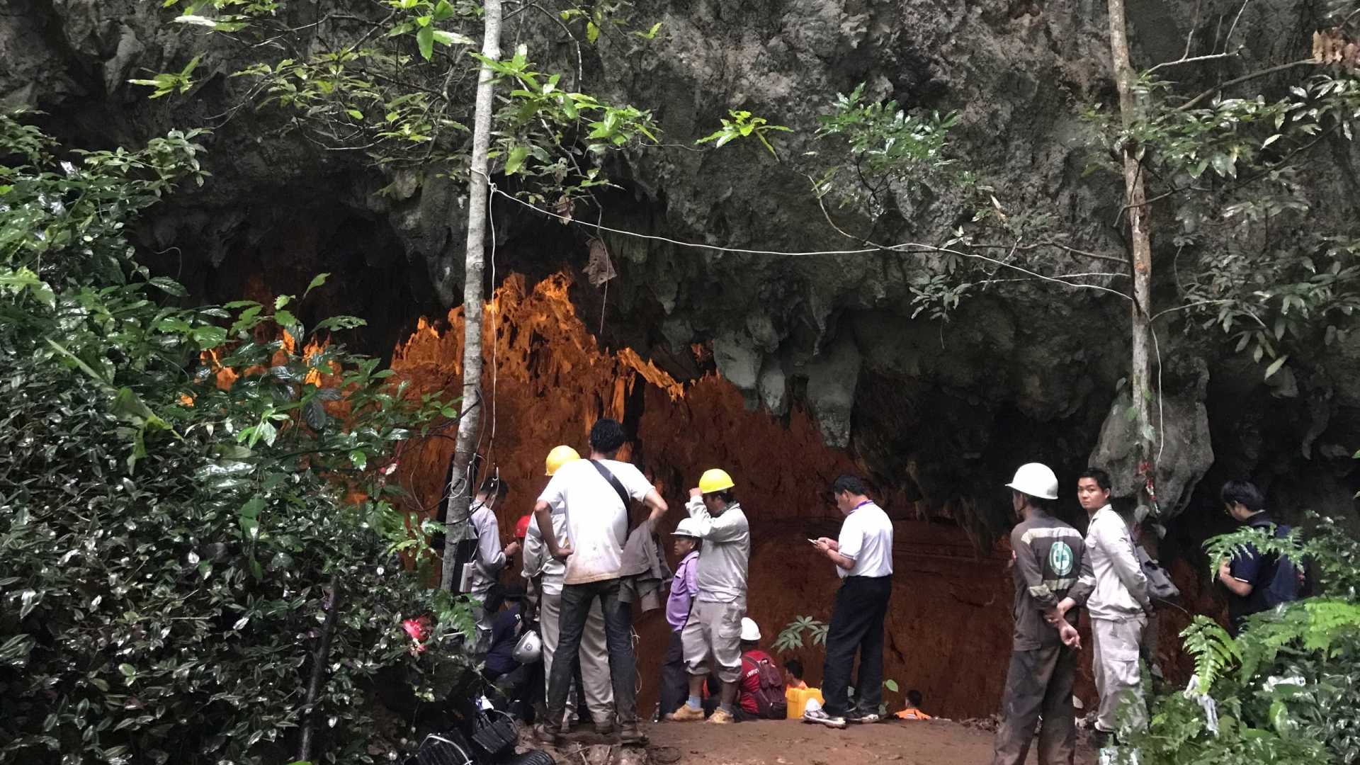 TENSÃO: Time de futebol infantil desaparece dentro de caverna na Tailândia