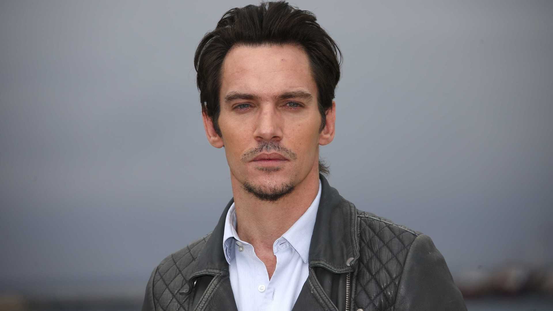 JONATHAN RHYS MEYERS: Ator é detido após discutir com esposa em voo