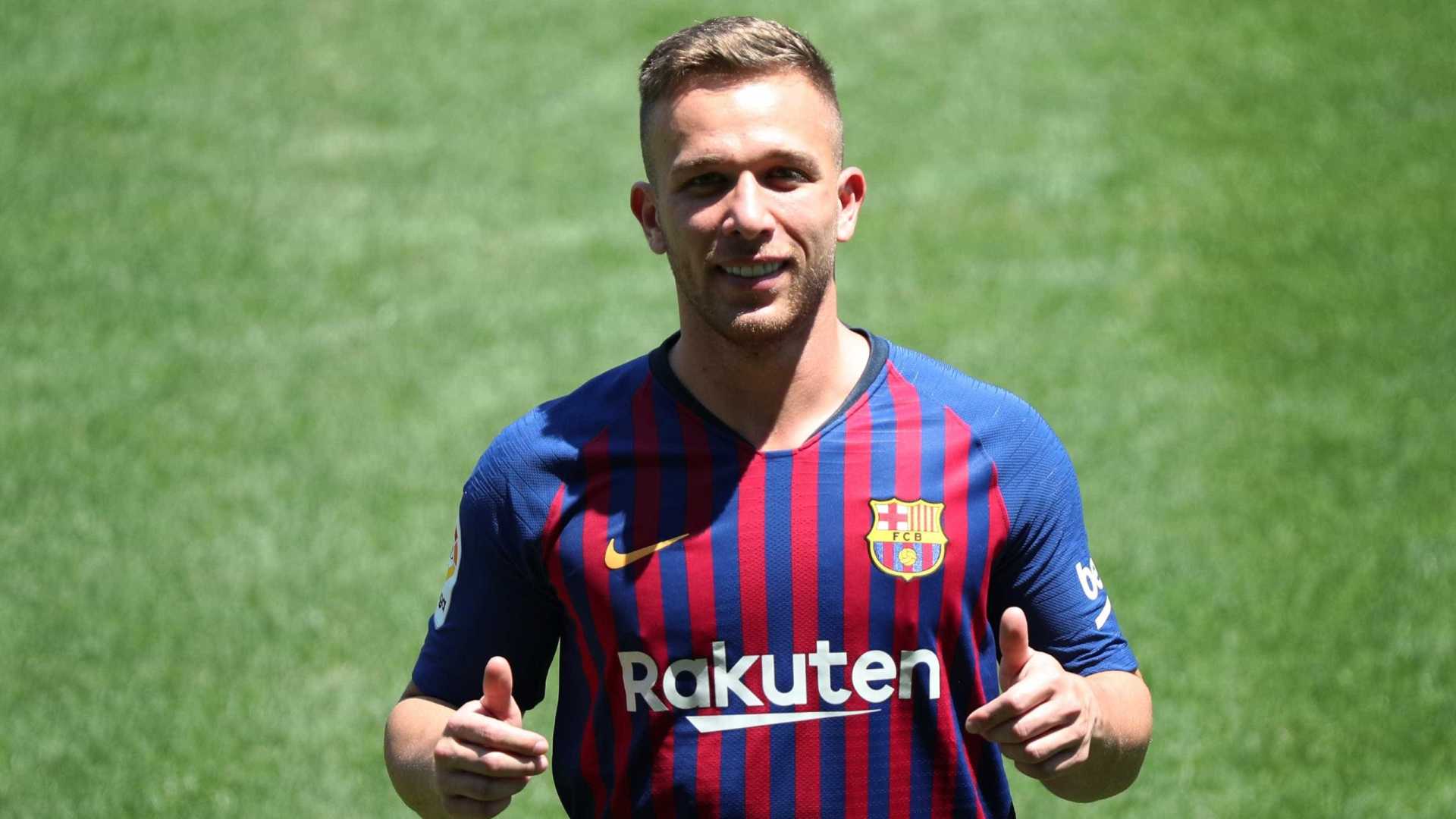 ESPANHA: Arthur evita comparações com Xavi e Iniesta em apresentação no Barça