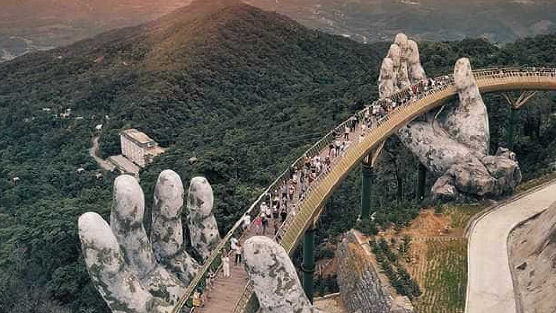 ROTEIRO TURÍSTICO: Conheça a ponte suspensa por mãos gigantes