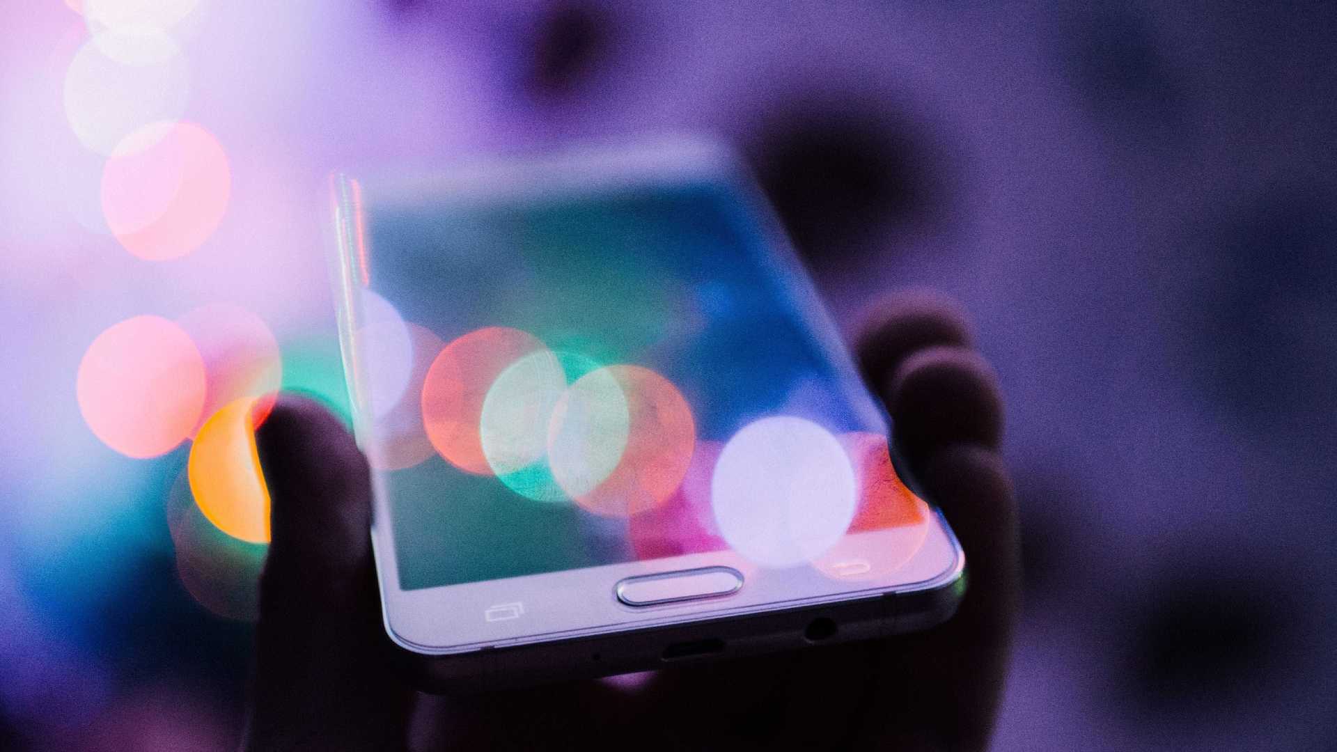 SAÚDE: Luz azul do smartphone não cega, mas é bom evitar exposição exagerada