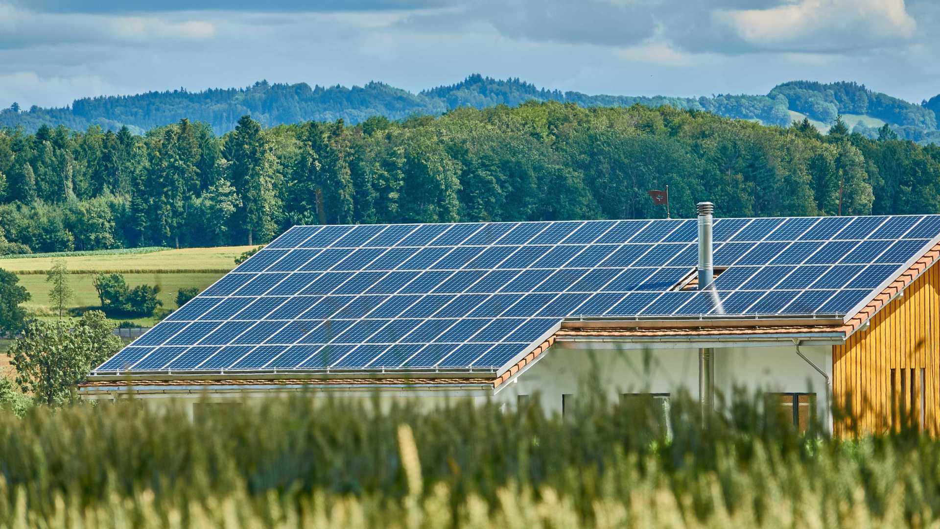 CONSUMIDOR: Produção de energia solar em casa traz polêmica para o país