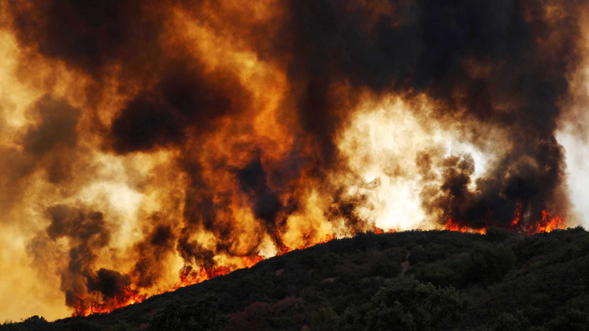 HOLY FIRE: Incêndio dobra de tamanho e sul da Califórnia fica em emergência