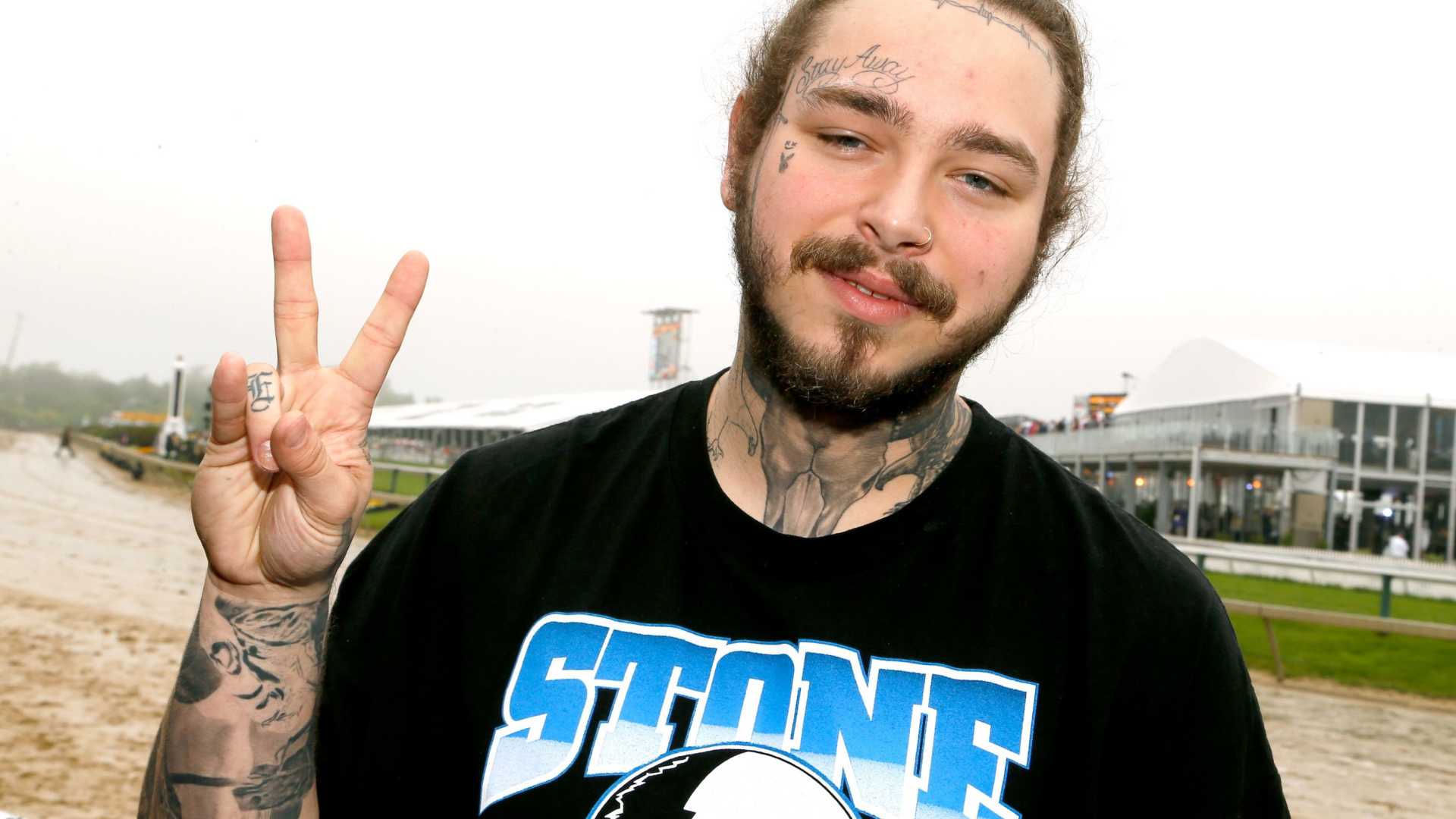 AGONIA:Post Malone pousa em segurança após jatinho ficar sem 2 pneus