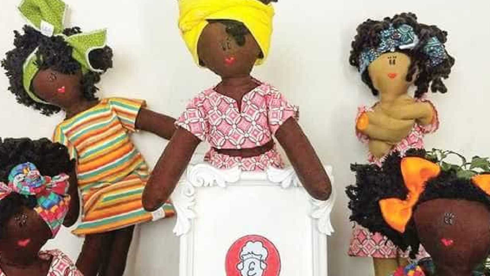 INCLUSÃO: Mãe fabrica bonecos negros para que filho possa se sentir representado