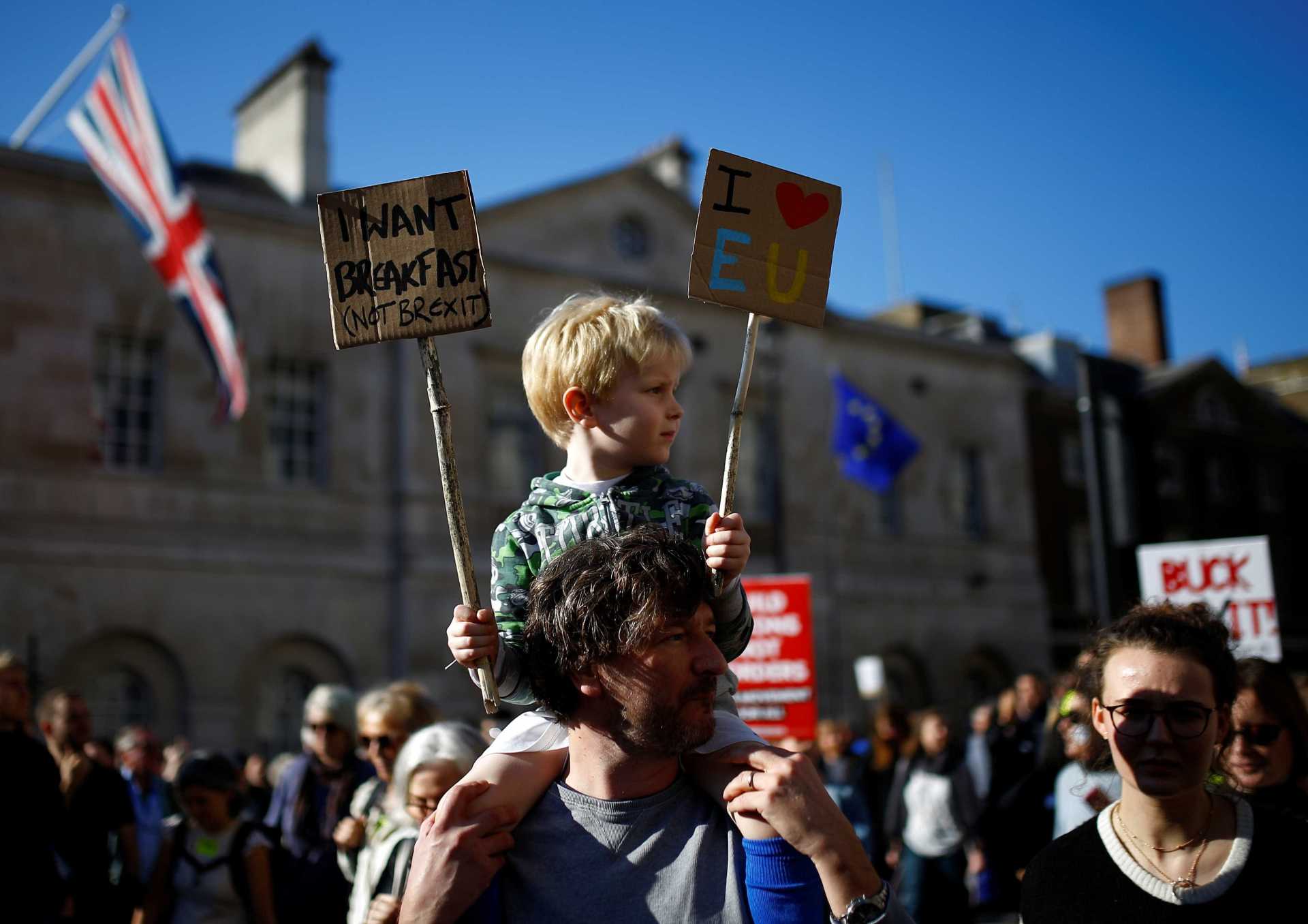 BREXIT: Multidão lota ruas de Londres por novo referendo; veja