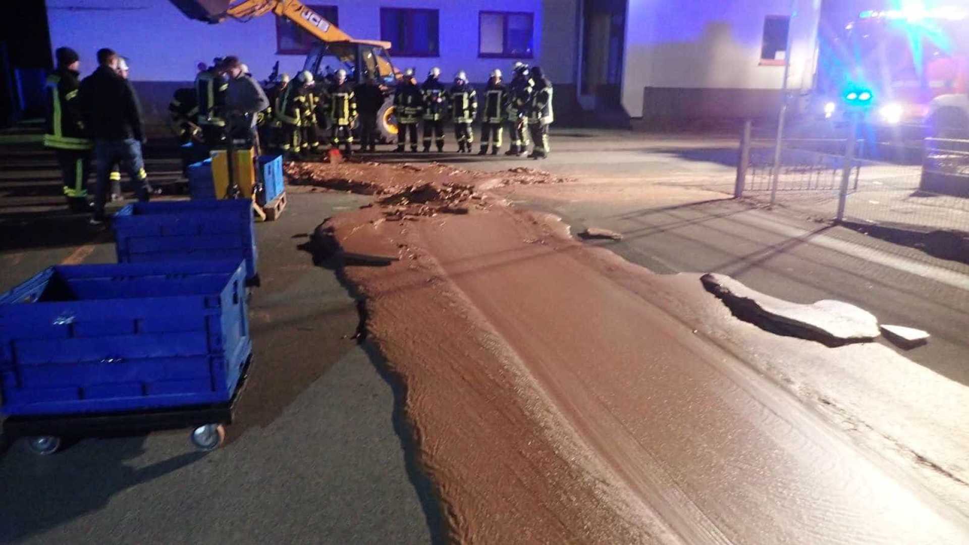 ACIDENTE: Rua fica coberta de chocolate após vazamento em fábrica