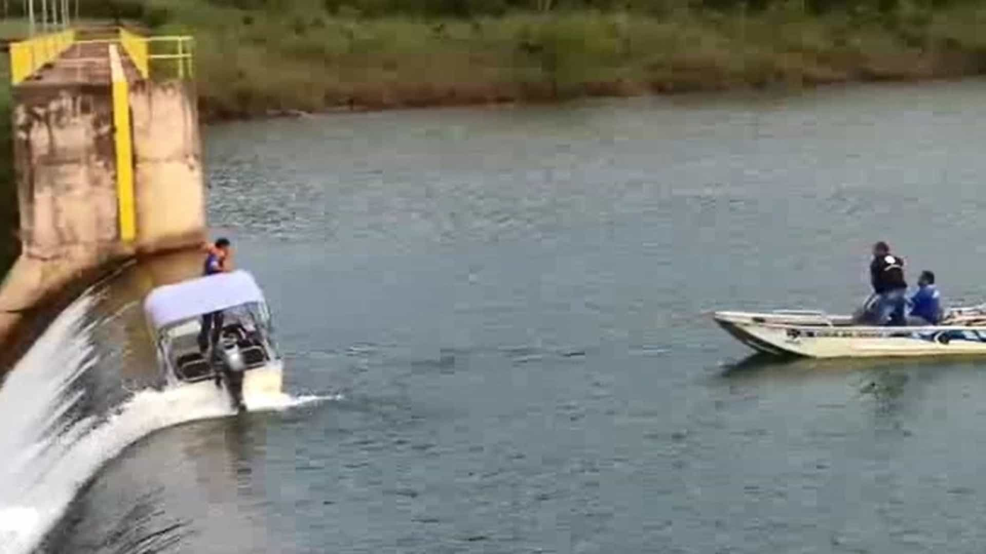 SUSTO: Barco sofre pane e é levado por correnteza até queda d'água; vídeo