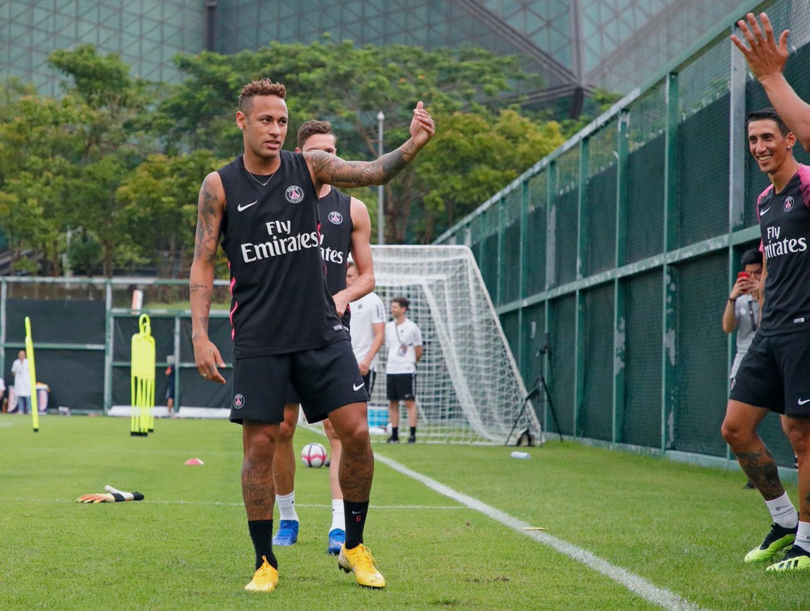 FUTEBOL: Horas depois de chegar à China, Neymar calça chuteiras e treina com o PSG