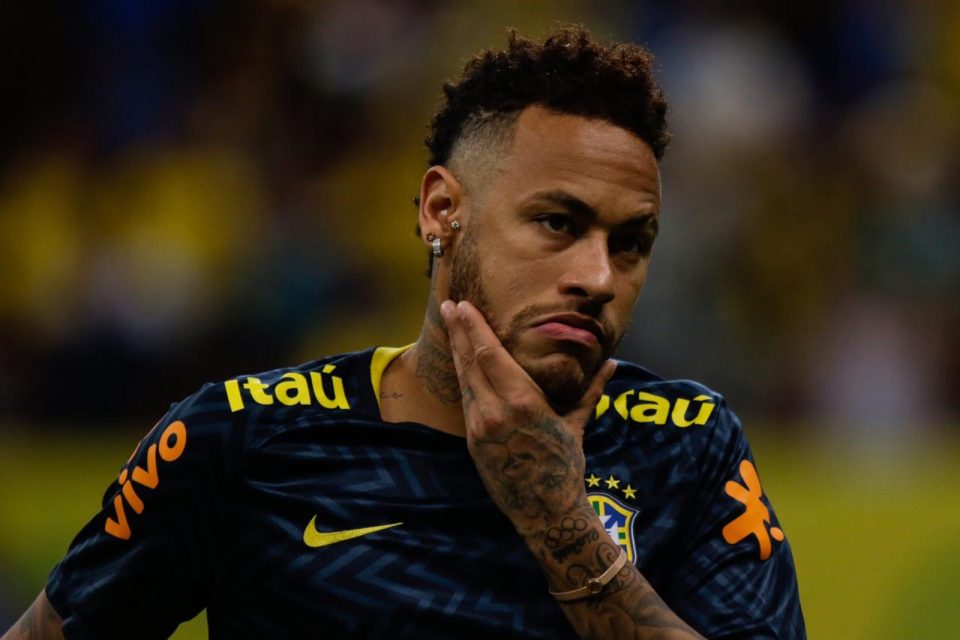 VÍDEO: Ferrari de Neymar dá problema e jogador passa perrengue na rua