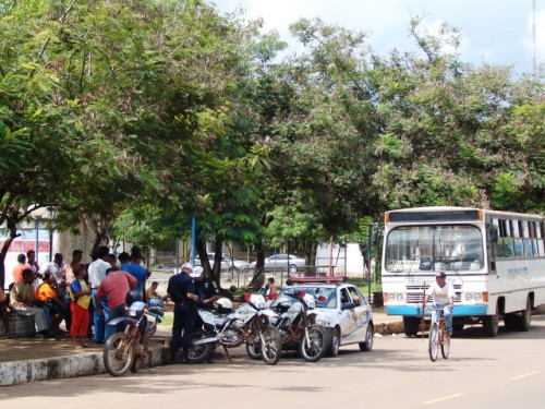 Ônibus com excesso de passageiros é interceptado pela PM