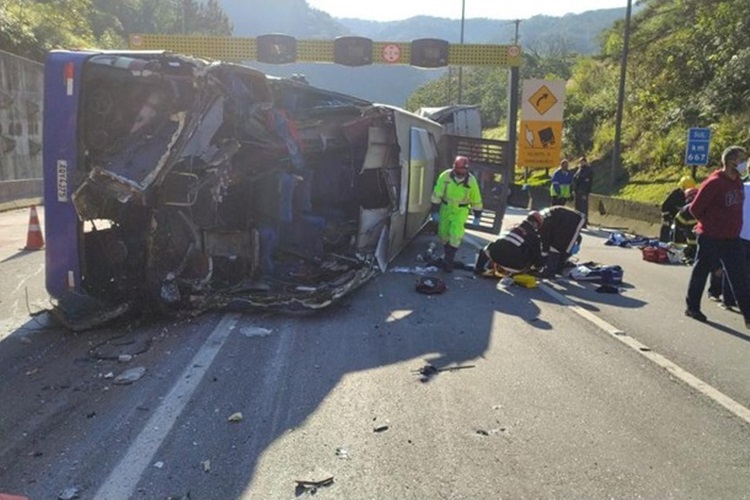 BATIDA: Acidente com ônibus do time de futsal de Umuarama mata duas pessoas na BR-376