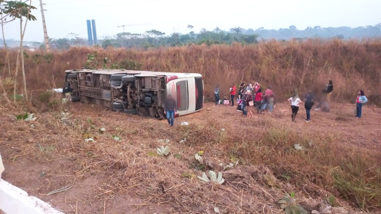 NA RIBANCEIRA: Imagens mostram socorro às vítimas de acidente envolvendo ônibus na BR-364