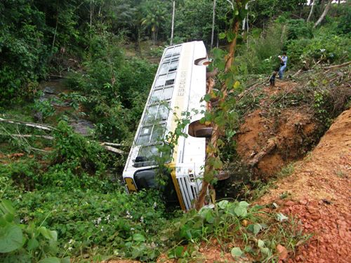 Ônibus que presta serviço à prefeitura de Porto Velho quase provoca tragédia com crianças - Confira vídeo e fotos