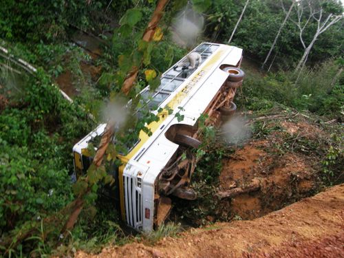 Ônibus da prefeitura de Porto Velho cai em ribanceira por falta de manutenção - Confira fotos